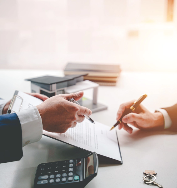 appraiser-guiding-the-client-to-sign-the-contract-las-vegas-nv
